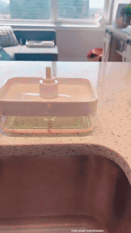 Dispenser de jabón con porta esponja en uso